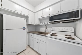 419 Ocean Ave in Melbourne Beach, FL - Foto de edificio - Building Photo