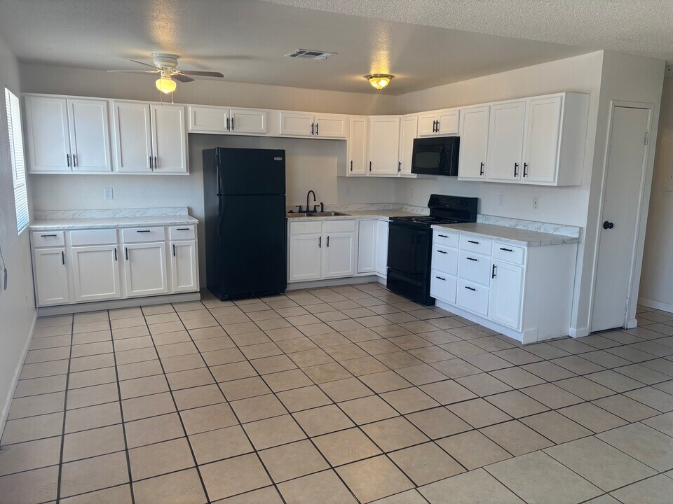 1921 Gregory St, Unit B in Las Vegas, NV - Building Photo