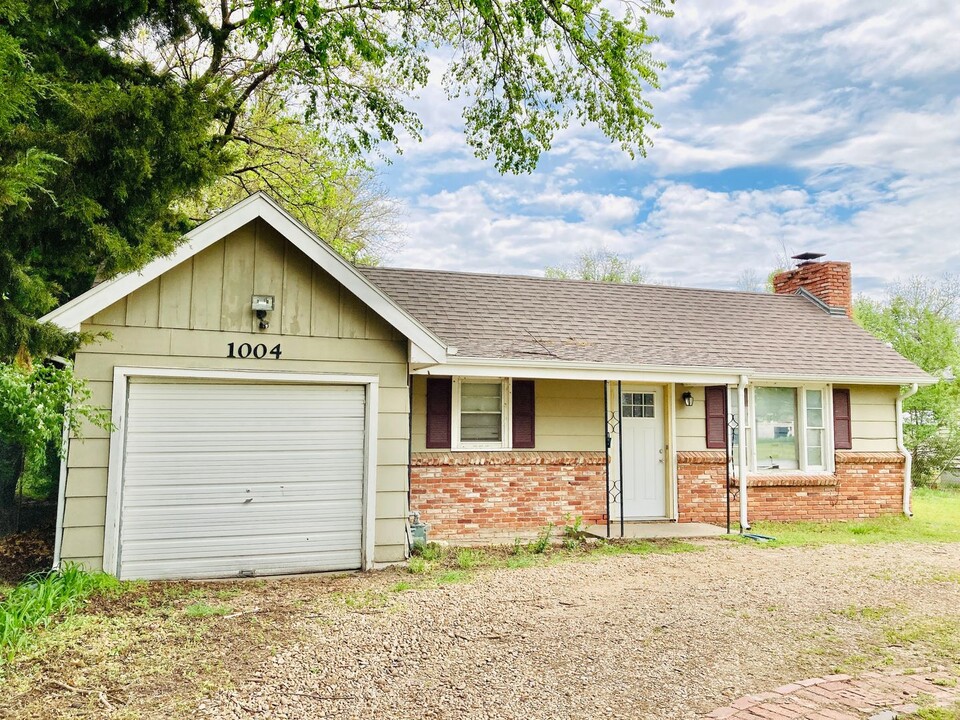 1004 Grant St in Hutchinson, KS - Building Photo