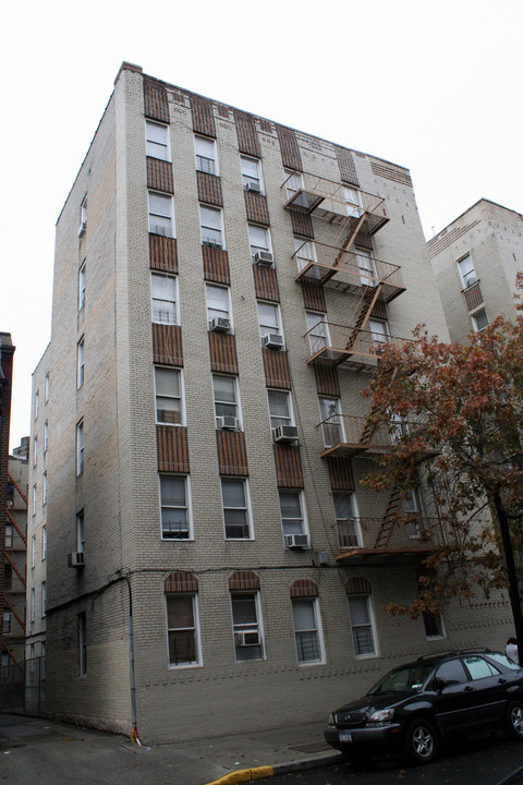 30 E 208th St in Bronx, NY - Building Photo