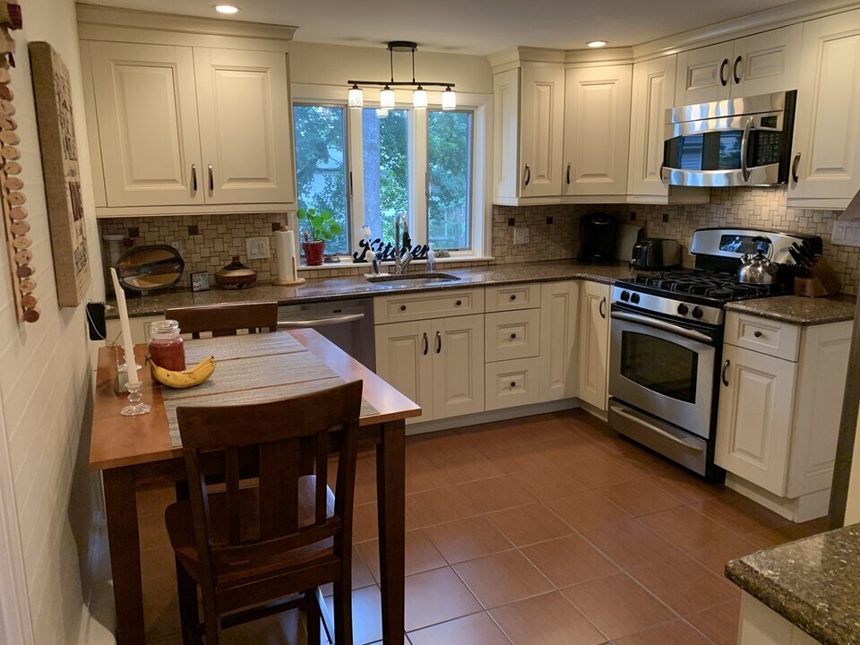 8 Louise Rd in Newton, MA - Building Photo