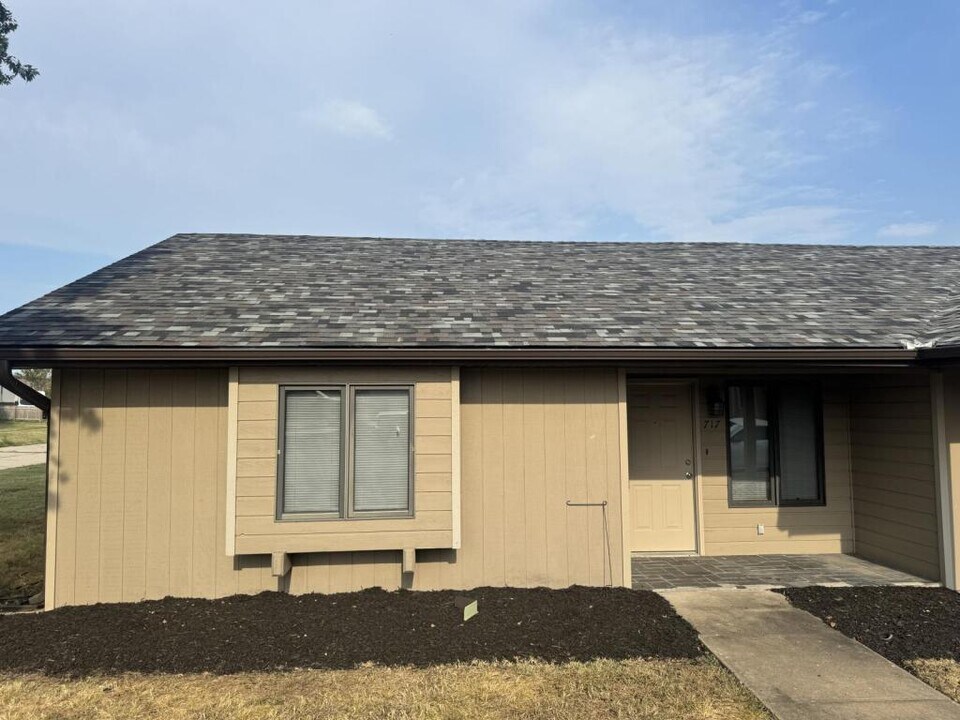 717 7th St in Monett, MO - Building Photo