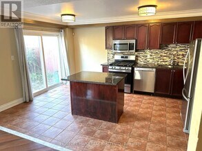 72 Four Seasons Cir in Brampton, ON - Building Photo - Building Photo