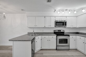 11652 NW 19th Dr in Coral Springs, FL - Foto de edificio - Building Photo