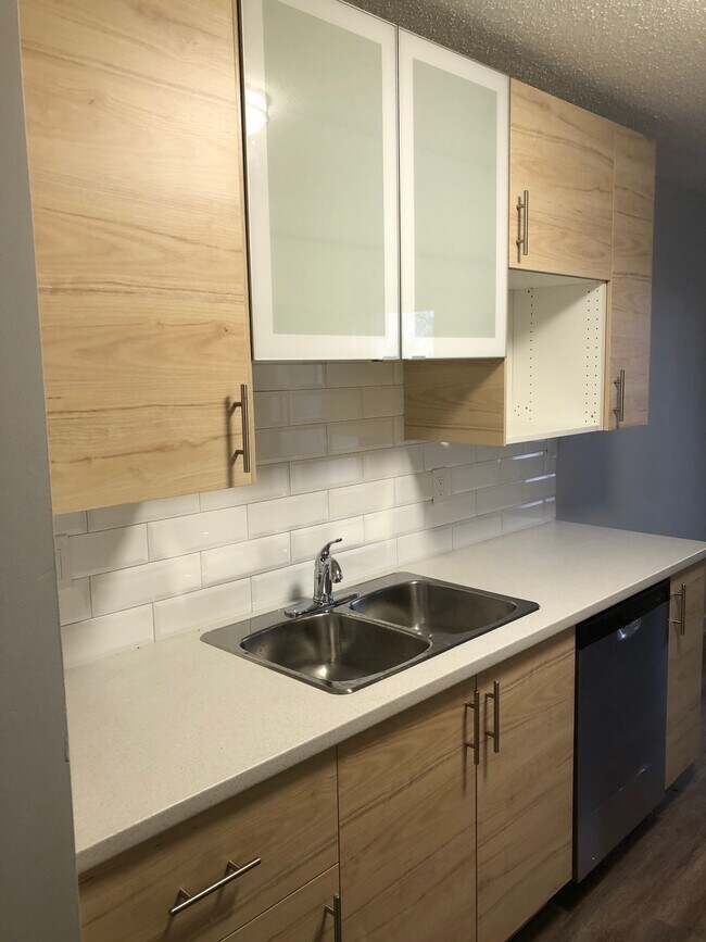 12403 Lansdowne Dr NW in Edmonton, AB - Building Photo - Building Photo