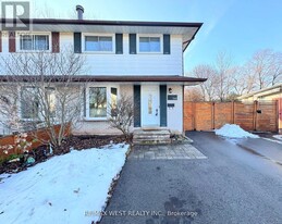 1342 Roylen Rd in Oakville, ON - Building Photo