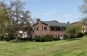 Carriage Hill Apartments in Chagrin Falls, OH - Building Photo - Building Photo