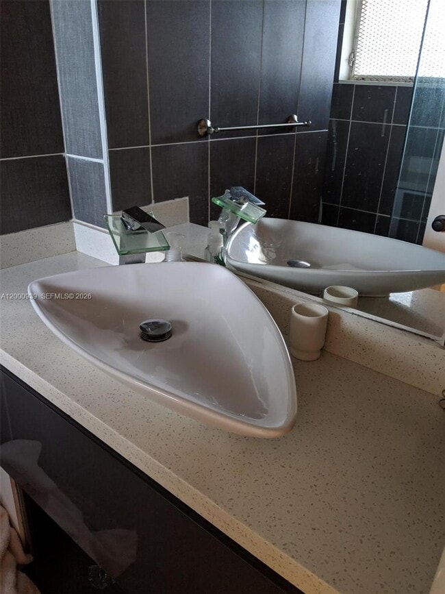 1660 NE 191st St in Miami, FL - Building Photo - Building Photo