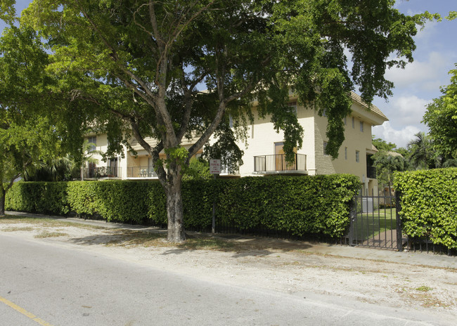 Courtyards at Kendall in Miami, FL - Building Photo - Building Photo