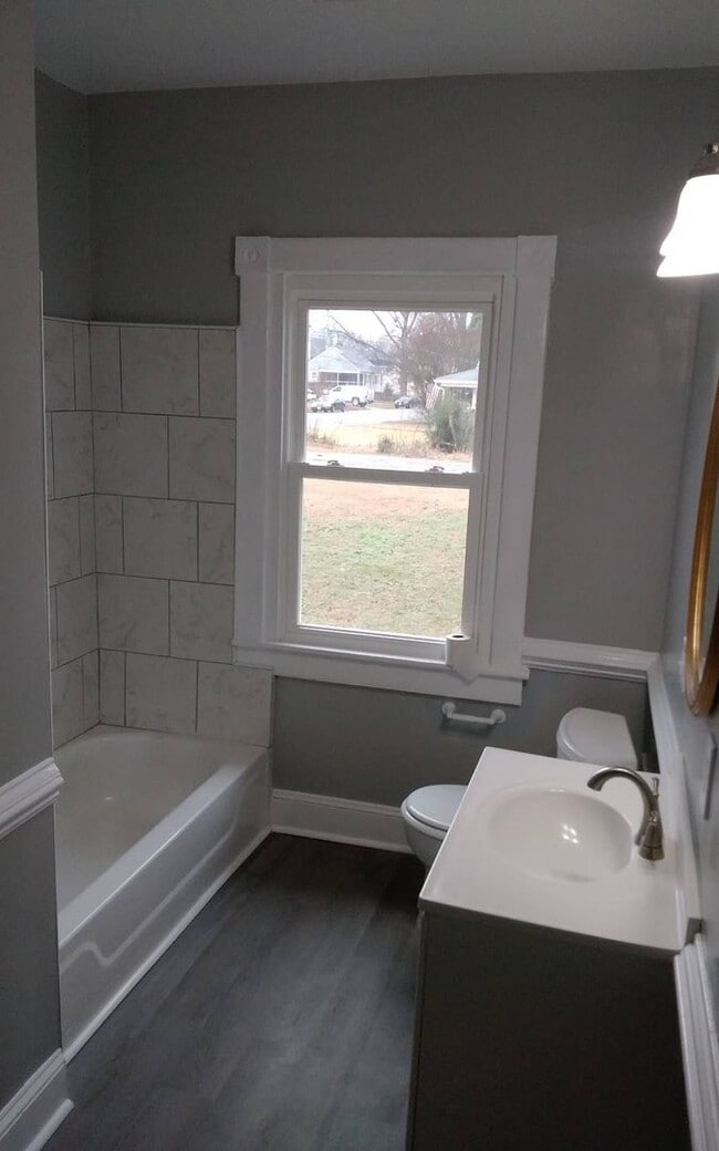 136 W Westover Ave in Colonial Heights, VA - Building Photo - Building Photo