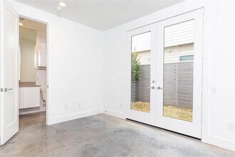 5868 E Post Oak Ln in Houston, TX - Building Photo - Building Photo