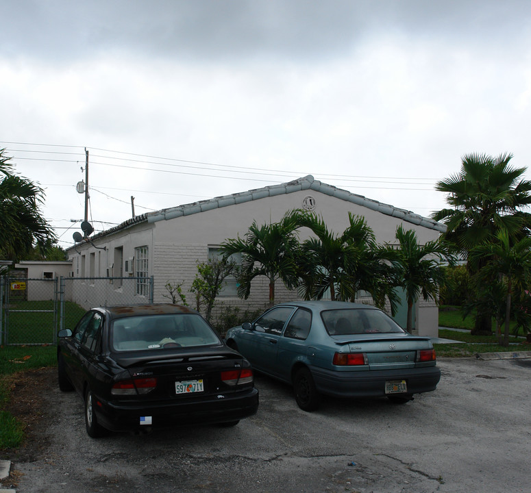 1718-1722 Thomas St in Hollywood, FL - Building Photo