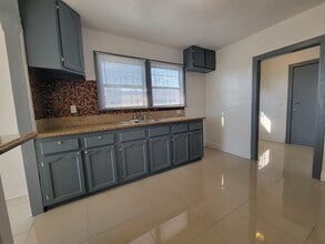 1315 W 101st St, Unit 1 in Los Angeles, CA - Foto de edificio - Building Photo