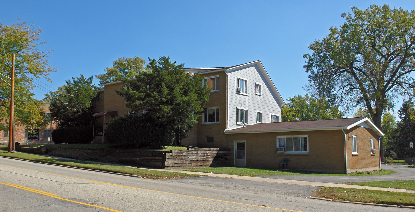 105-121 W Main St in Lake Zurich, IL - Building Photo