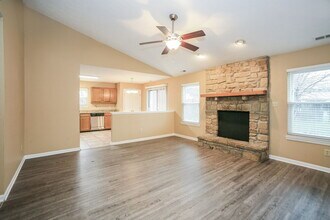 1451 Rebecca Ln in Franklin, IN - Foto de edificio - Building Photo