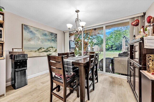 9410 Live Oak Pl in Davie, FL - Foto de edificio - Building Photo