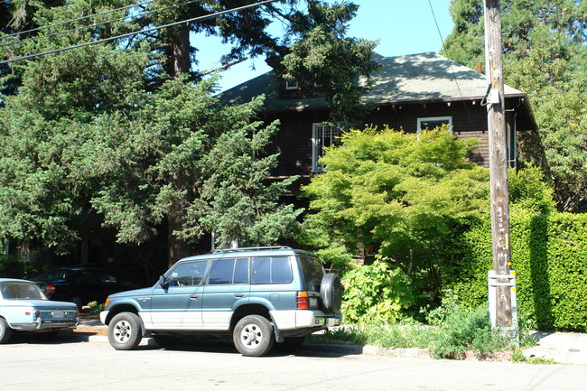 2524 Piedmont Ave in Berkeley, CA - Foto de edificio - Building Photo