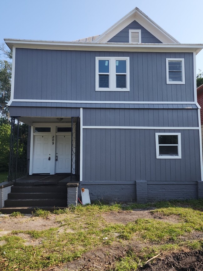 property at 211 E 17th St