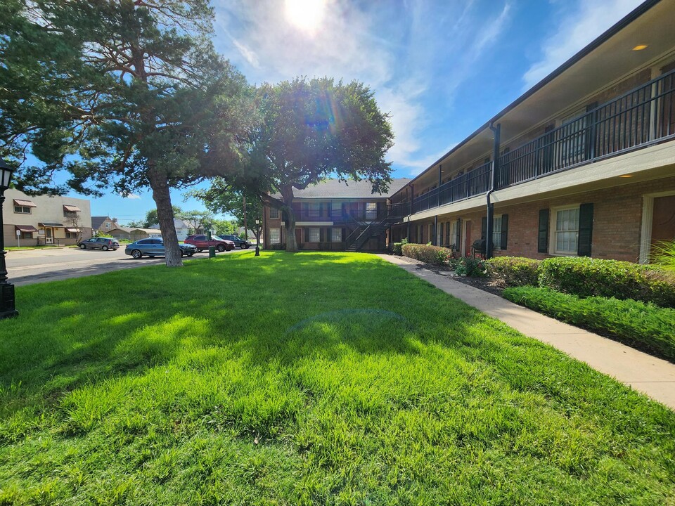 Parkwood on 13th in Amarillo, TX - Building Photo