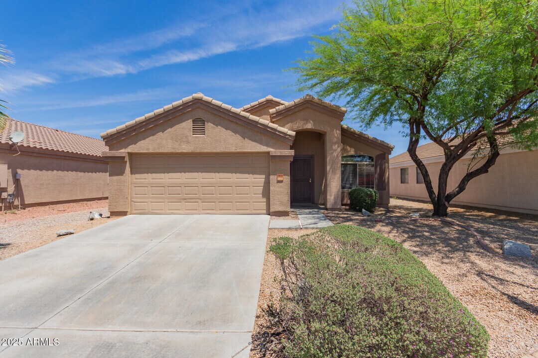 10624 W Apache St in Tolleson, AZ - Building Photo