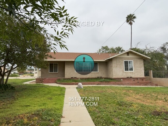 494 Electric Ave in Riverside, CA - Foto de edificio - Building Photo