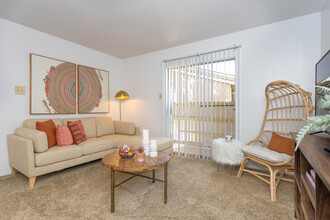 Double Tree Apartments in El Paso, TX - Foto de edificio - Building Photo