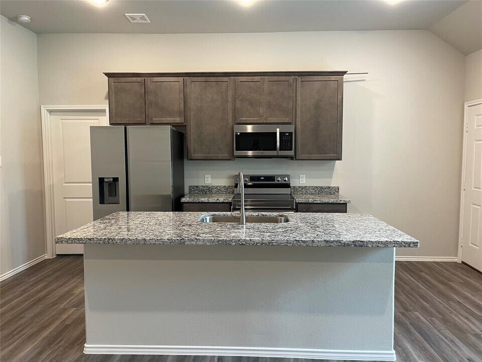 101 Delaware Dr in Montgomery, TX - Building Photo