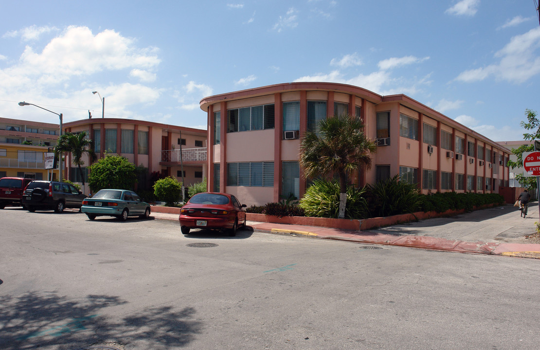 Jerrico Apartments in Miami Beach, FL - Building Photo