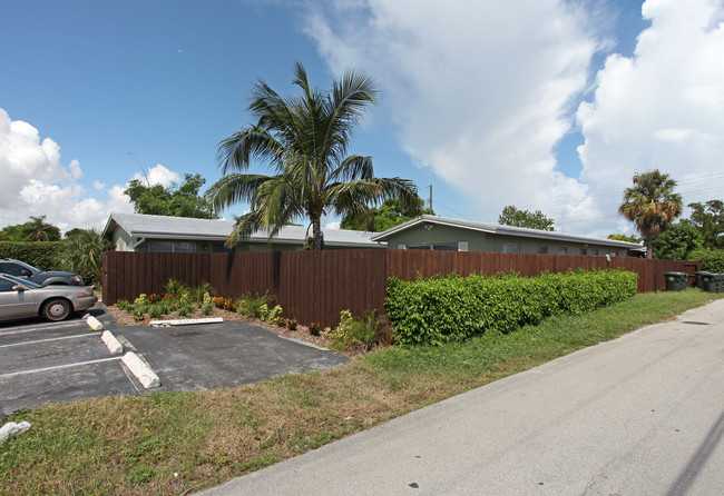 59 NW 37th St in Oakland Park, FL - Foto de edificio - Building Photo