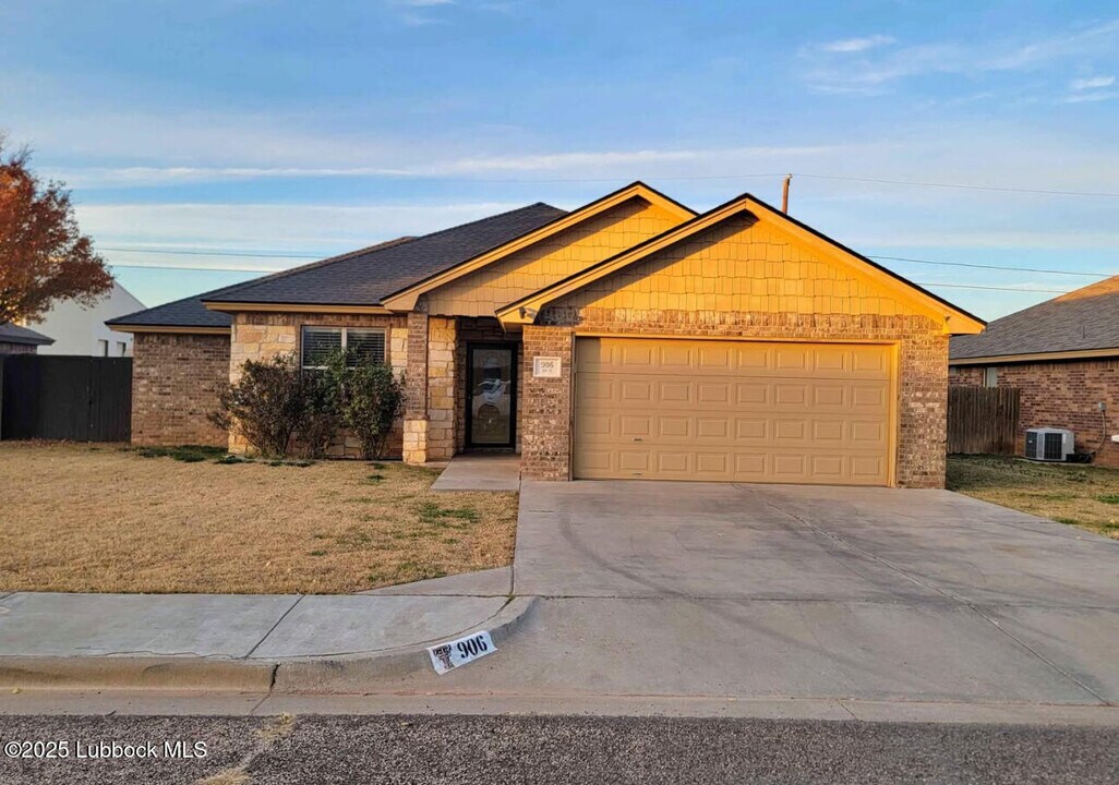 906 11th St in Wolfforth, TX - Building Photo