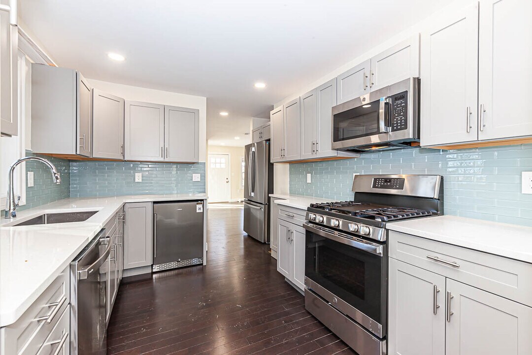 48 Caldwell Rd in Waltham, MA - Building Photo