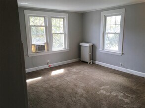 38 Totten Pl in Babylon, NY - Building Photo - Building Photo