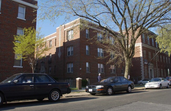 912 Gallatin St NW in Washington, DC - Building Photo - Building Photo