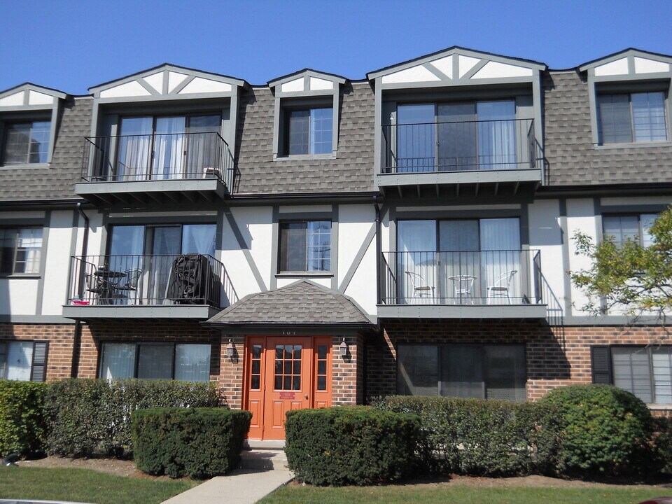 104 Steeple Dr in Buffalo Grove, IL - Building Photo