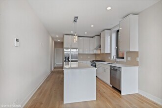 3332 W Irving Park Rd in Chicago, IL - Building Photo - Building Photo