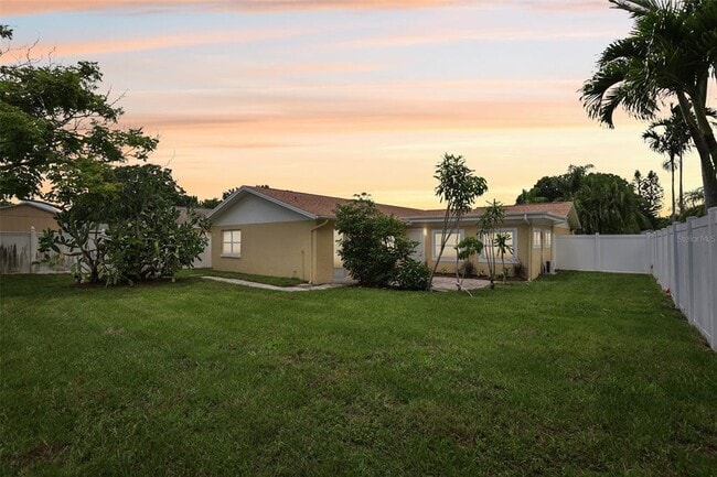 7698 Cardiff Ct N in St. Petersburg, FL - Foto de edificio - Building Photo