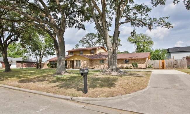 6406 Ashton St in Houston, TX - Foto de edificio - Building Photo