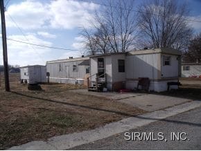 Colonial Estates in Sandoval, IL - Foto de edificio - Building Photo