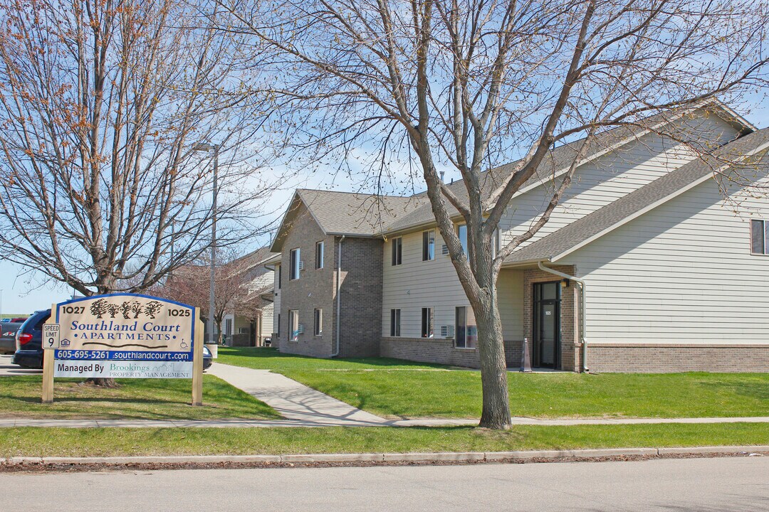 1025 Southland Ln in Brookings, SD - Building Photo