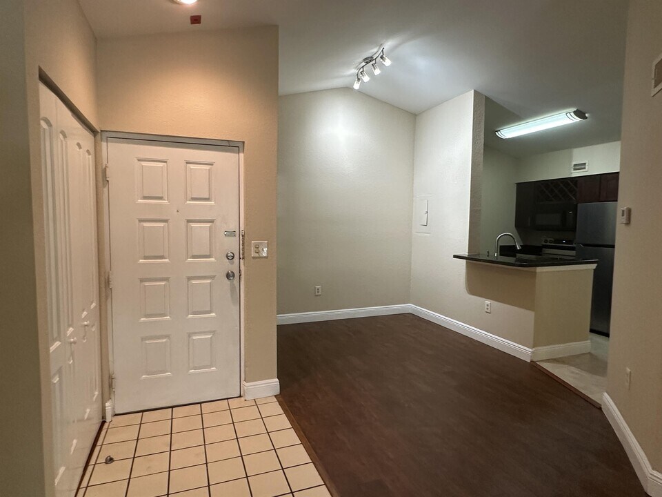 2831 N Oakland Forest Dr in Oakland Park, FL - Building Photo