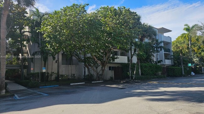 6890 N Kendall Dr in Miami, FL - Building Photo - Building Photo