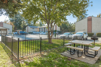 Acacia Apartments in Chico, CA - Building Photo - Building Photo