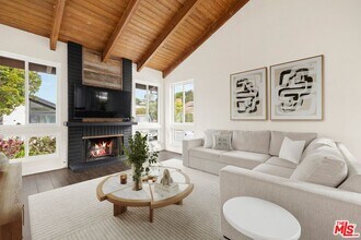 1329 Avenida de Cortez in Los Angeles, CA - Building Photo - Building Photo