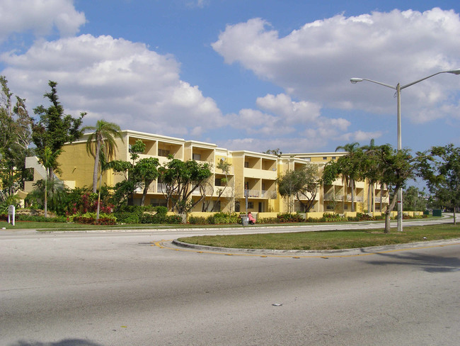 The Beach Club at Fontainebleau Park in Miami, FL - Building Photo - Building Photo