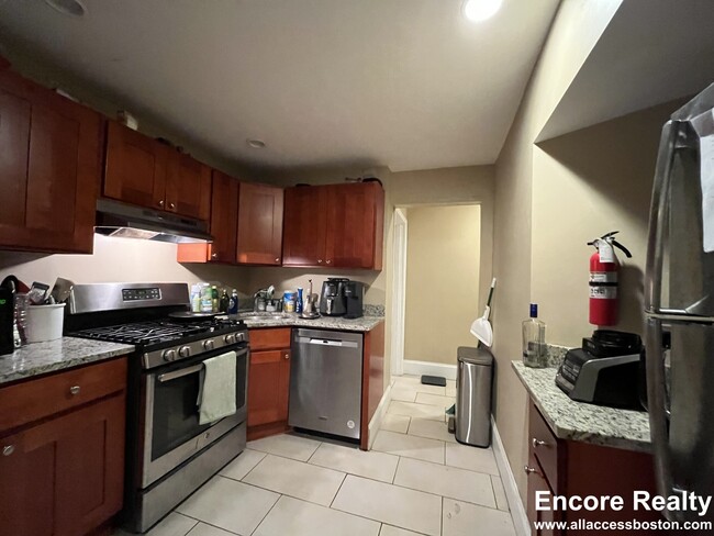 19 Thatcher St, Unit 6