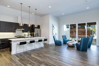 Beverly Plaza Apartments in Long Beach, CA - Foto de edificio - Building Photo