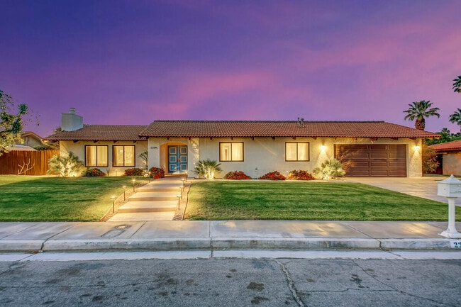 2230 Tamarisk Rd in Palm Springs, CA - Building Photo - Building Photo