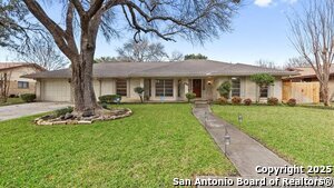 425 Crestwind Dr in San Antonio, TX - Building Photo