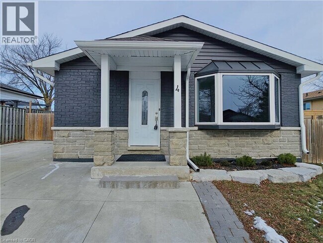 4 Markham Crescent in Hamilton, ON - Building Photo - Building Photo