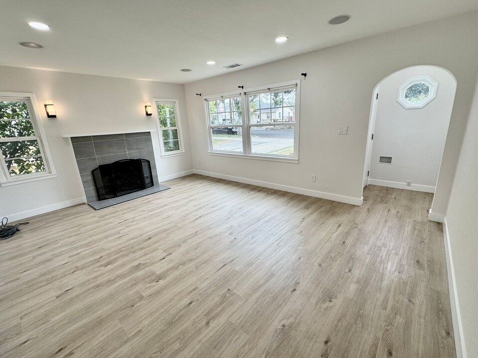 263 S Sultana Ave in Upland, CA - Building Photo